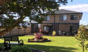 Seabreeze Haven -Wifi, Netflix, pet friendly beach house